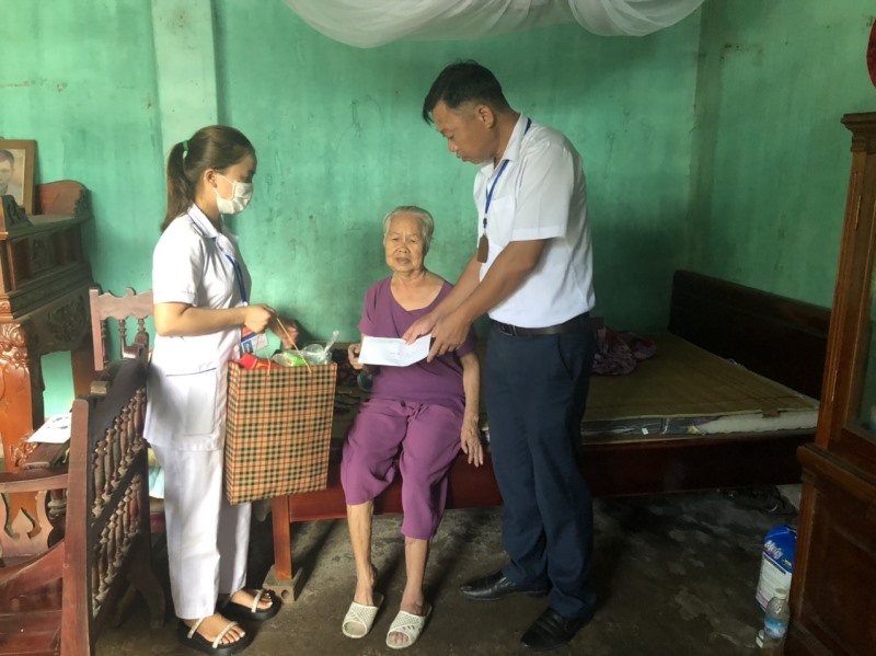 Xã Dân Chủ tổ chức thăm tặng qua cho Người cao tuổi cô đơn, có hoàn cảnh khó khăn.