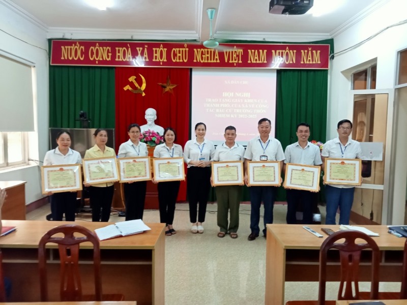 Xã Dân Chủ tổ chức công bố quyết định người trúng cử trưởng thôn, khen thưởng các tập thể và cá nhân có thành tích tiêu biểu trong công tác bầu cử trưởng thôn nhiệm kỳ 2022-2025