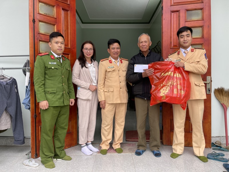 Đội Cảnh sát giao thông Công an thành phố Hạ Long tặng quà cho người dân tại xã Dân Chủ nhân dịp Tết Nguyên đán Quý Mão năm 2023.
