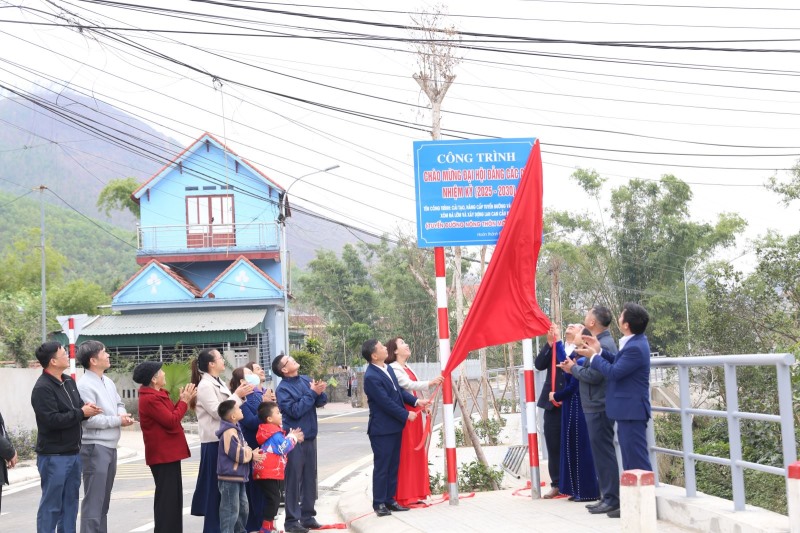 Xã Dân Chủ khánh thành và gắn biển công trình chào mừng Đại hội Đảng các cấp, nhiệm kỳ 2025 - 2030