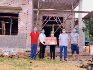 Xã Dân Chủ tổ chức bàn giao kinh phí xây mới nhà ở cho 01 hộ cận nghèo