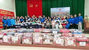 Thành Đoàn Hạ Long phối hợp với Cụm Đoàn số 4 và Cụm Đoàn số 1 thăm tặng quà cho học sinh khó khăn trên địa bàn xã Dân Chủ